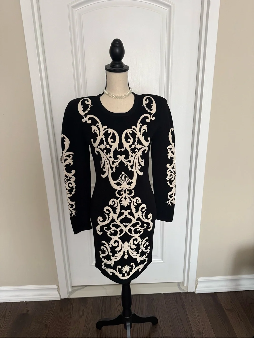 L'AGENCE Black Dress with Cream Baroque Motif, size M - Picture 7 of 11